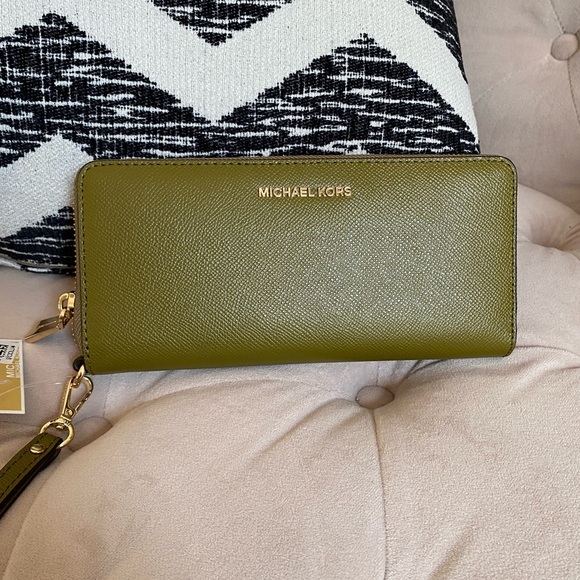 Michael Kors Jet Set Pistachio Green Travel Continental Leather Wallet - Picture 13 of 13